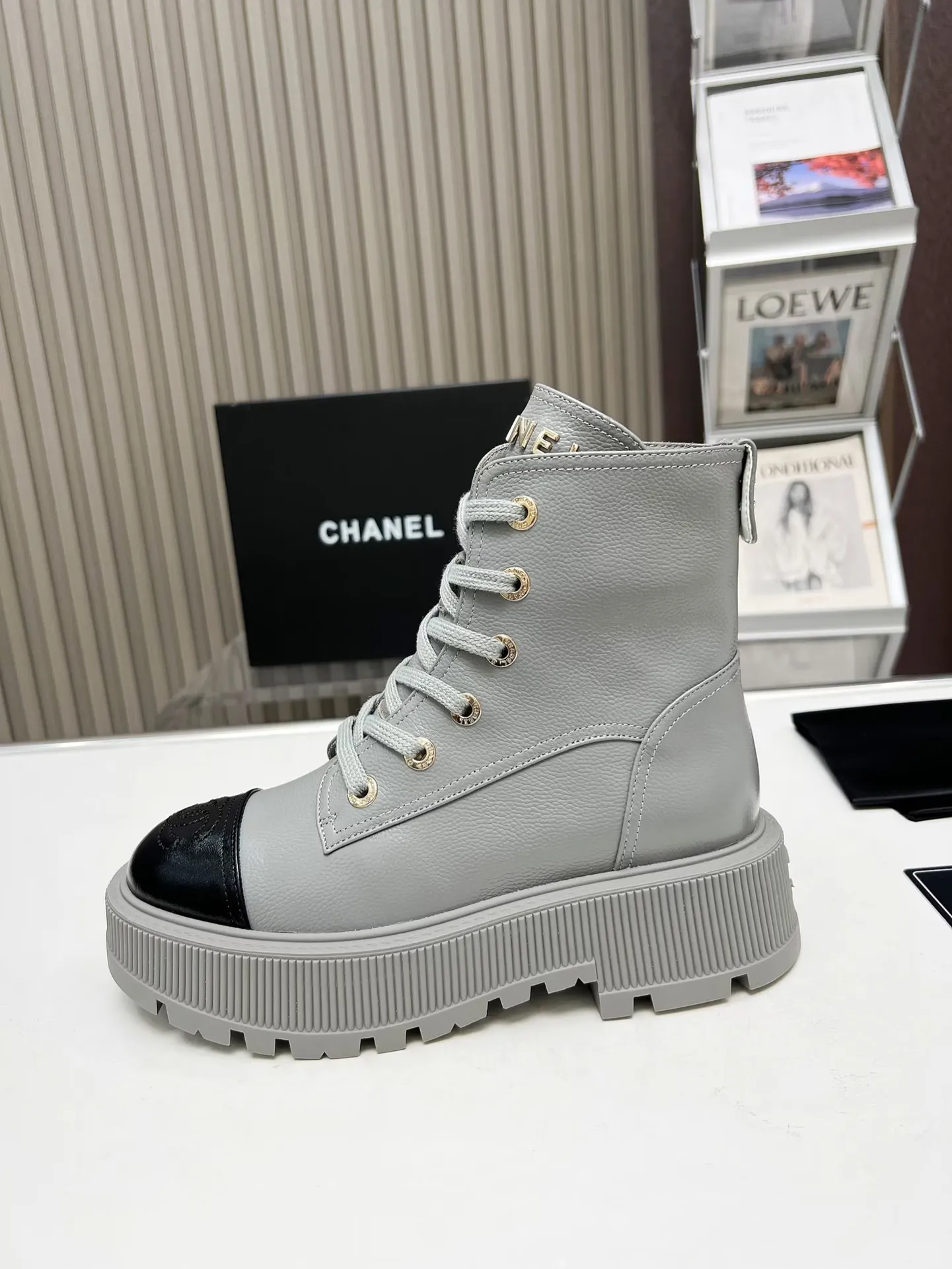 👟👟Ex-factory price 560👟👟 Autumn and winter new Chanel Chanel ankle boots original model opening✅ Strap design is super easy to put on and take off, the toe logo is electro-embroidered. The tongue is also the brand logo. Fabric: cow litchi pattern🐂 Inner/foot pad: cow lining. Use ultra-light rubber non-slip and wear-resistant outsole. Color: black, white, gray. Code number: 34-41 (34, 41) Need to be customized) Packaging: bag card